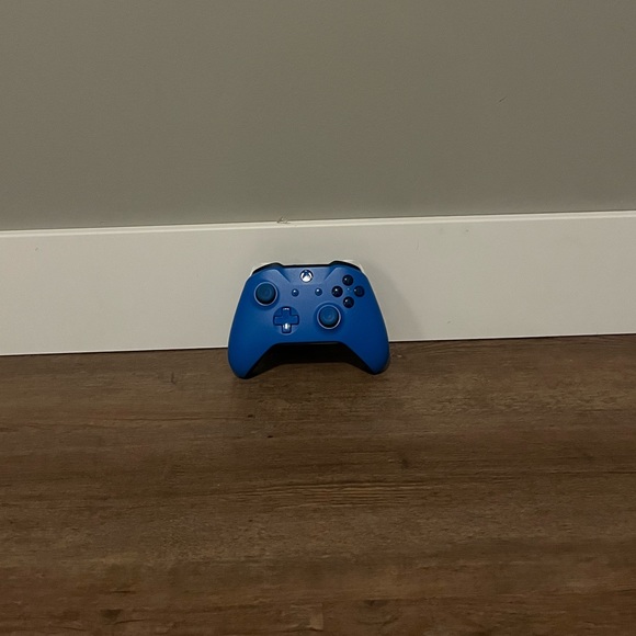 Xbox One S with 3 controllers - Picture 4 of 8